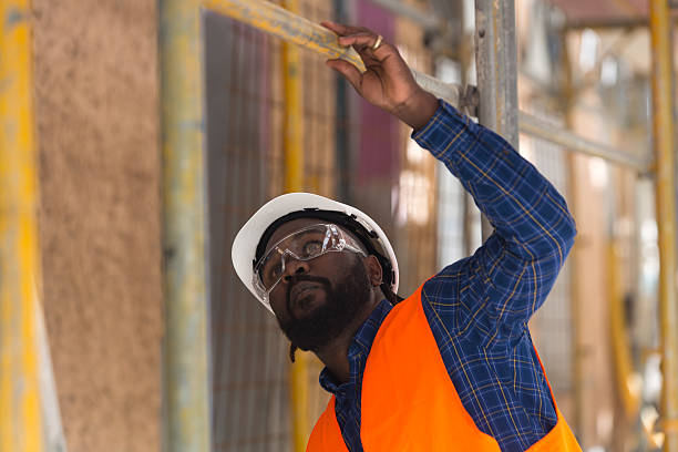 Who is a risk surveyor and how they support clients and underwriters